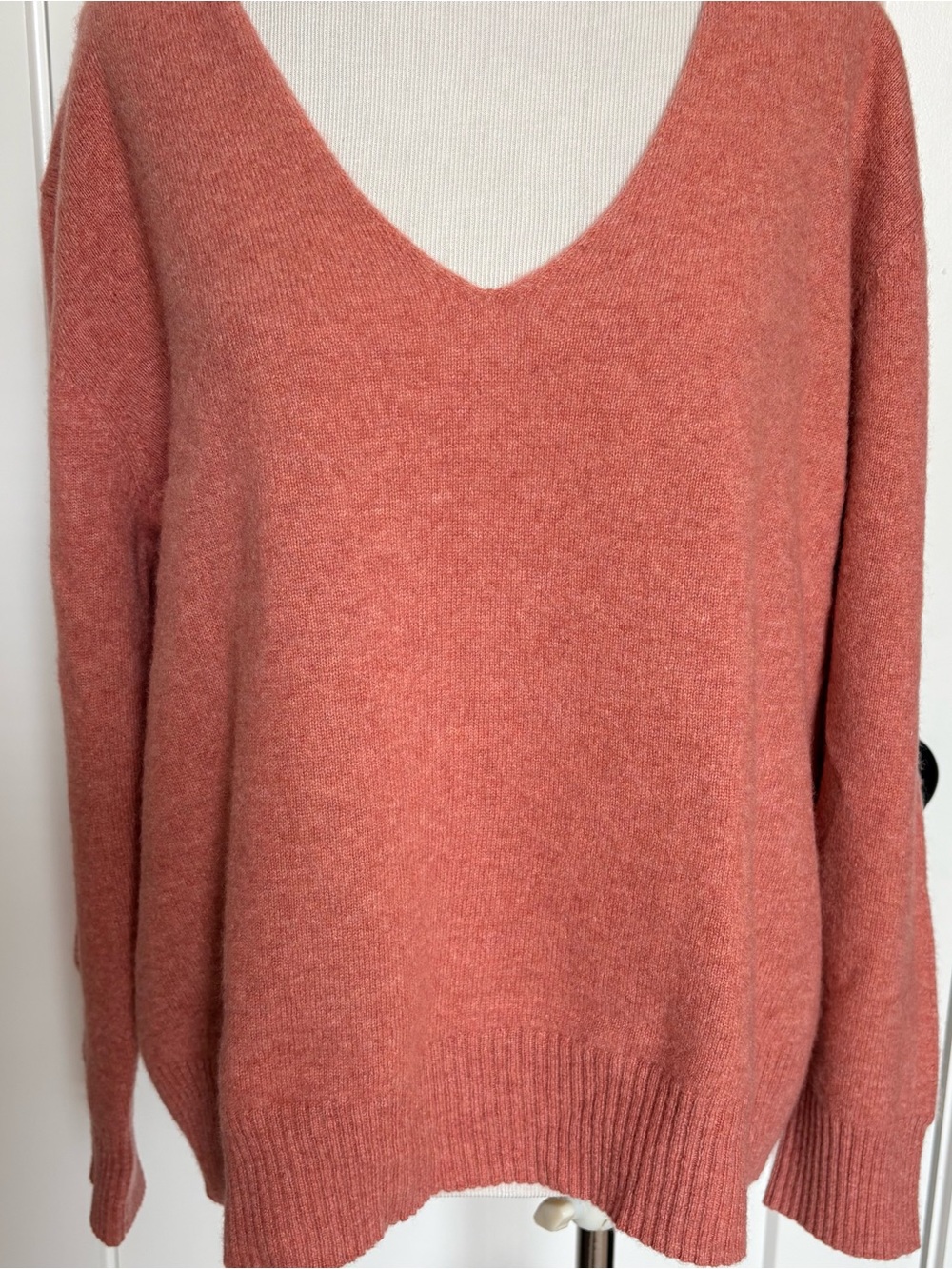 V-Neck cashmere Sweater in Salmon